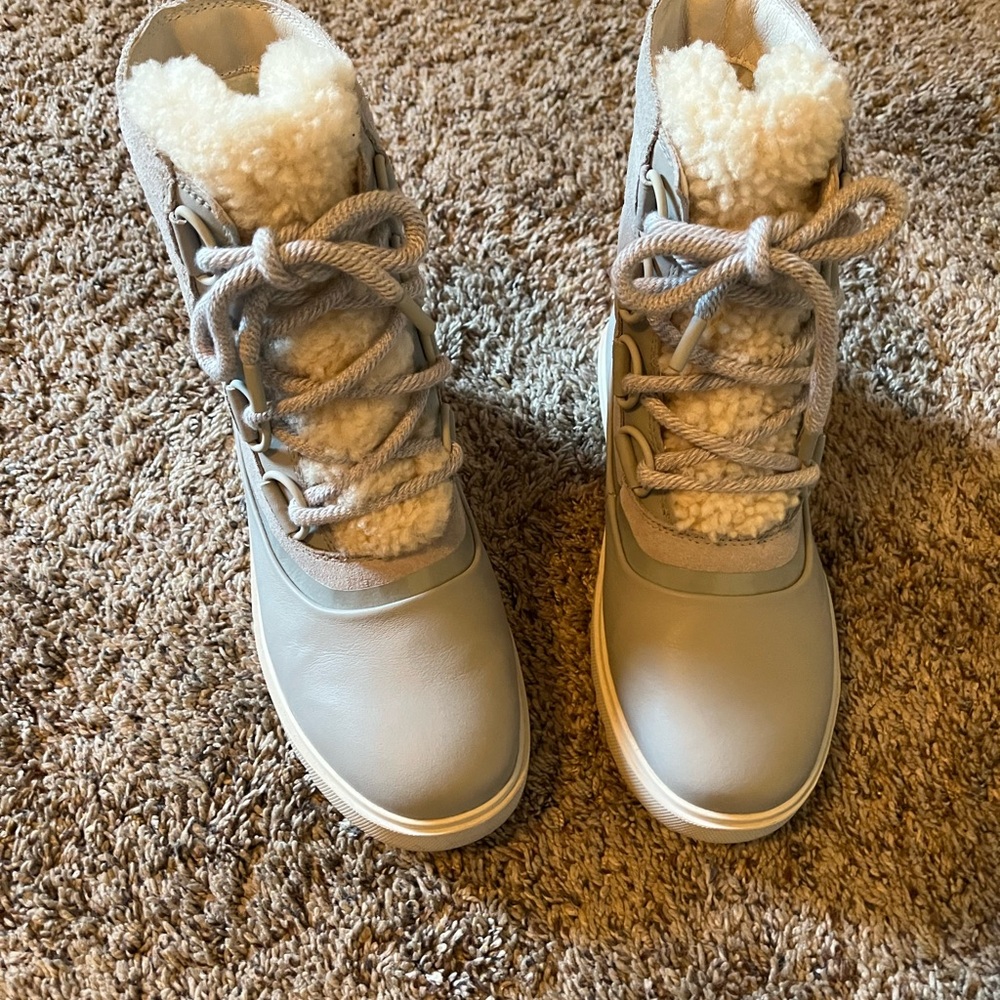 Women’s Sorel Gray Winter Boots with Cream Accents